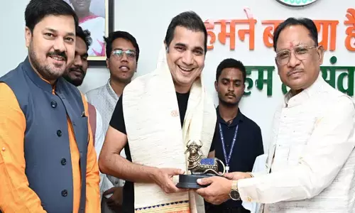 CM विष्णुदेव ने बताया कौन सा कॉमेडी शो हैं उन्हें पसंद... भाभी जी घर पर हैं फेम सक्सेना ने की मुलाकात, फिल्म निर्माण पर हुई चर्चा...