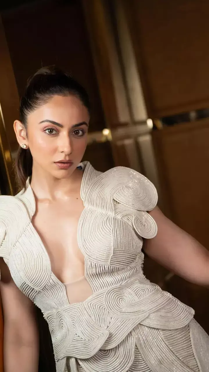 रकुल प्रीत सिंह ने वनपीस में ढाया कहर, तस्वीरें देख फैन्स ने जमकर की तारीफ...