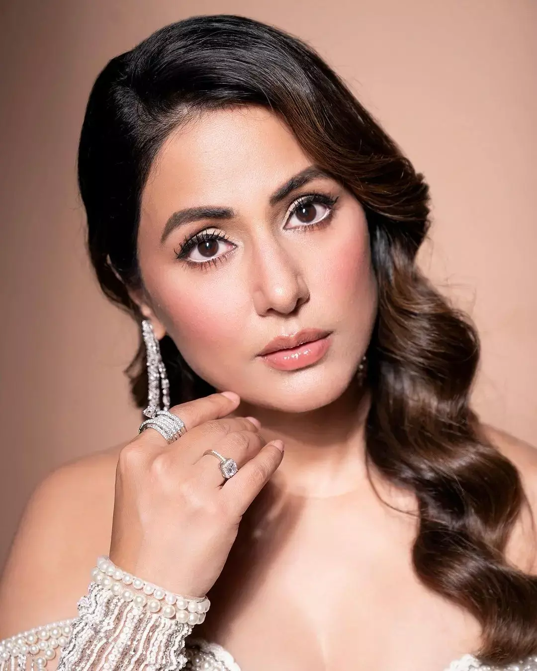 हिना खान ने ऑफ शोल्डर गाउन में गिराई हुस्न की बिजलियां, दिखाया कातिलाना अंदाज...