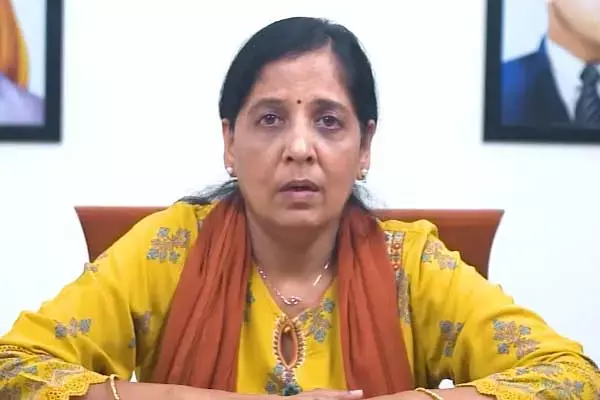 Sunita Kejriwal: सीएम की पत्‍नी की प्रेस कांफ्रेंस: पढ़कर सुनाया मुख्‍यमंत्री का संदेश, देखें वीडियो
