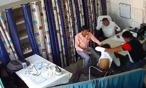 UP News: महोबा जिला अस्पताल में डॉक्टर ने मरीज को जूतों से पीटा, घसीटकर निकाला बाहर, डीएम ने दिए जांच के आदेश