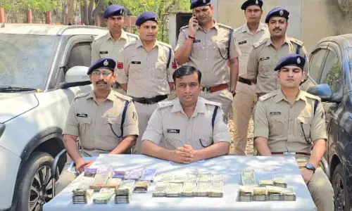 Raigarh News: वाहनों से लाखों जब्त, अवैध शराब के सात मामलों में नौ आरोपियों की गिरफ्तारी