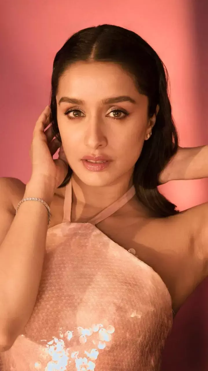 नई फोटोशूट में श्रद्धा कपूर ने लगाया ग्लैमर का तड़का, दिए बेहद कातिलाना पोज, देखिए तस्वीरें...