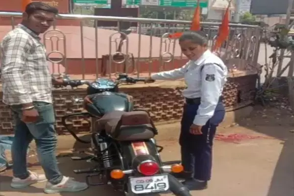 Kawardha News: युवक को बुलेट दौड़ाना पड़ा महंगा, कटा 5 हजार का चालान...
