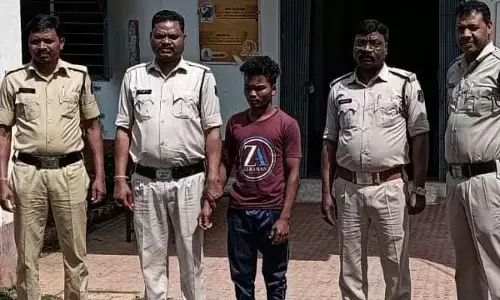 Ambikapur News: स्कूल से छात्रा का अपहरण, जान से मारने की धमकी देकर किया दुष्कर्म, पुलिस ने किया गिरफ्तार