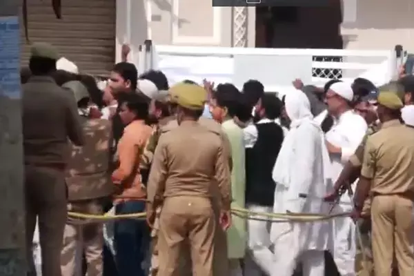 Mukhtar Ansari Death News:  कड़ी सुरक्षा के बीच निकला मुख्तार अंसारी का जनाजा, बड़ी संख्या में पहुंचे लोग