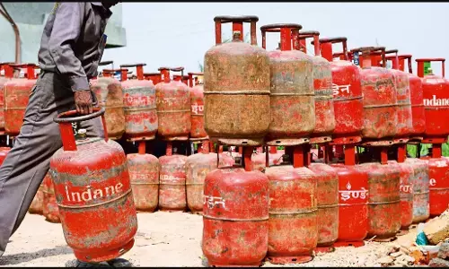 LPG Price: LPG सिलेंडर पर करोड़ों लोगों को 1 अप्रैल से ₹300 की छूट, तुरंत चेक करें डिटेल