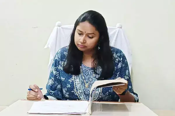 IAS Aryaka Akhoury: जब IAS आर्यका अखौरी ने जिंस-टीशर्ट पर लगाई थी रोक, उल्लंघन करने पर कड़ी कार्रवाई की दी थी चेतावनी