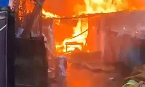 Kanpur Fire News: कानपुर राखी मंडी में भीषण आग, 100 से अधिक झोपड़ियां जलकर राख हुई