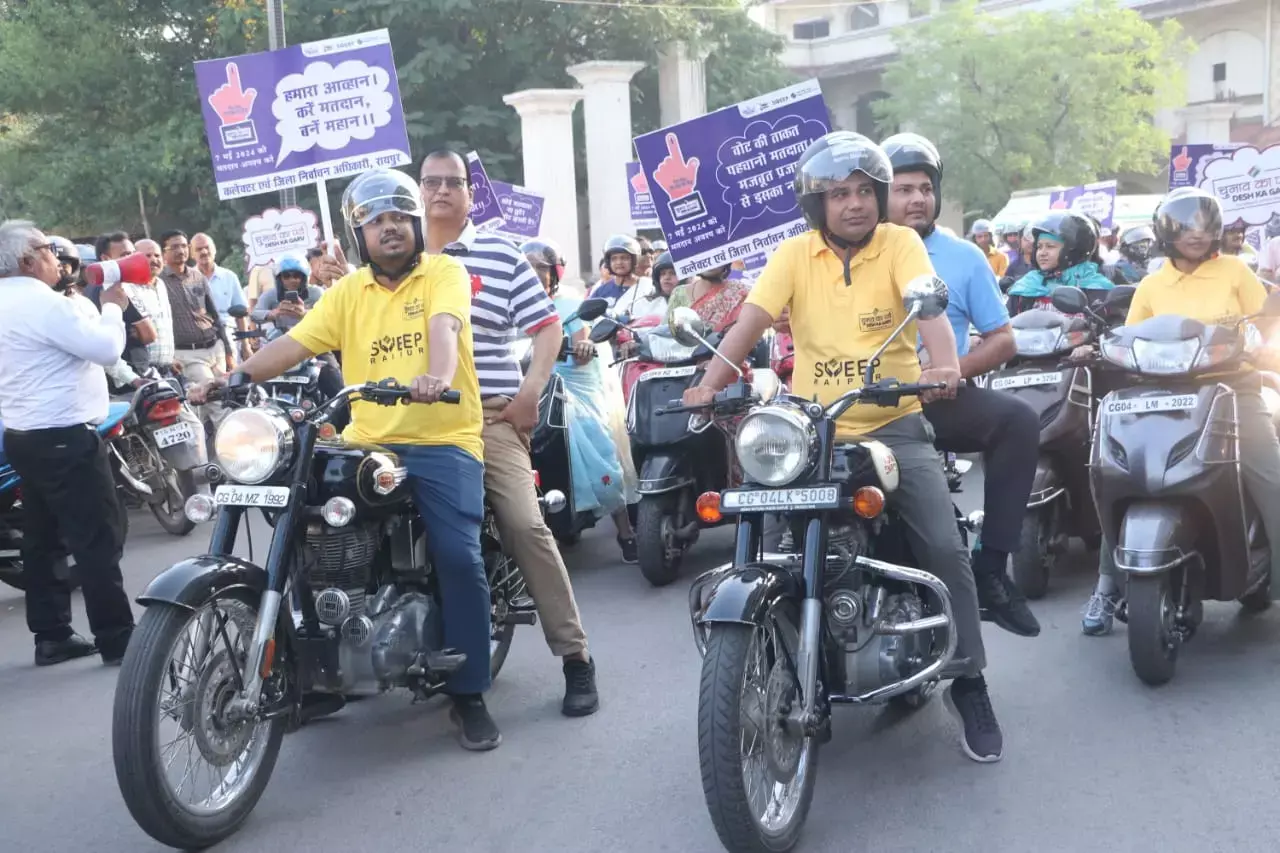 Raipur Loksabha Chunav 2024: कलेक्‍टर के नेतृत्‍व में निकली बाइक रैली: महिलाएं भी बुलेट, स्कूटी लेकर निकली, जागरूकता संदेश के लगे नारे