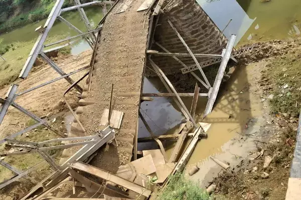 Morena Railway Bridge Collapse: मुरैना में अंग्रेजों के समय का 100 साल पुराना रेलवे पुल गिरा, मलबे में दबे कई लोग, दो की हालत गंभीर