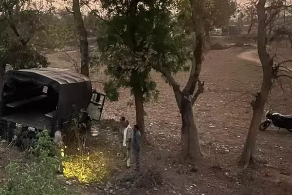 Chhatarpur Accident: छतरपुर में भयानक हादसा, पुलिसकर्मियों की बस का  टायर फटा, फिर गहरे खाई में गिरी, कई घायल