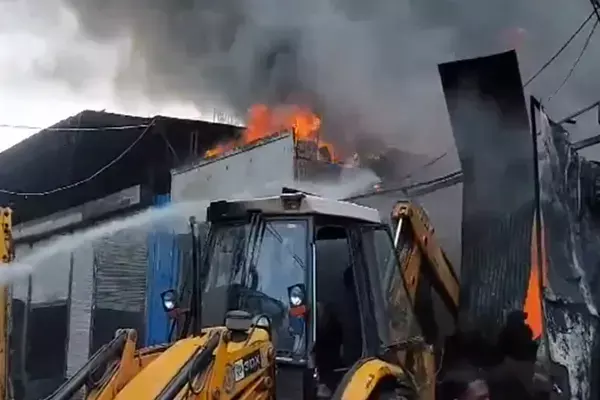 Indore News: इंदौर के टायर गोदाम में लगी भीषण आग, दूर तक दिखी आग की लपटें, दुकाने जलकर राख