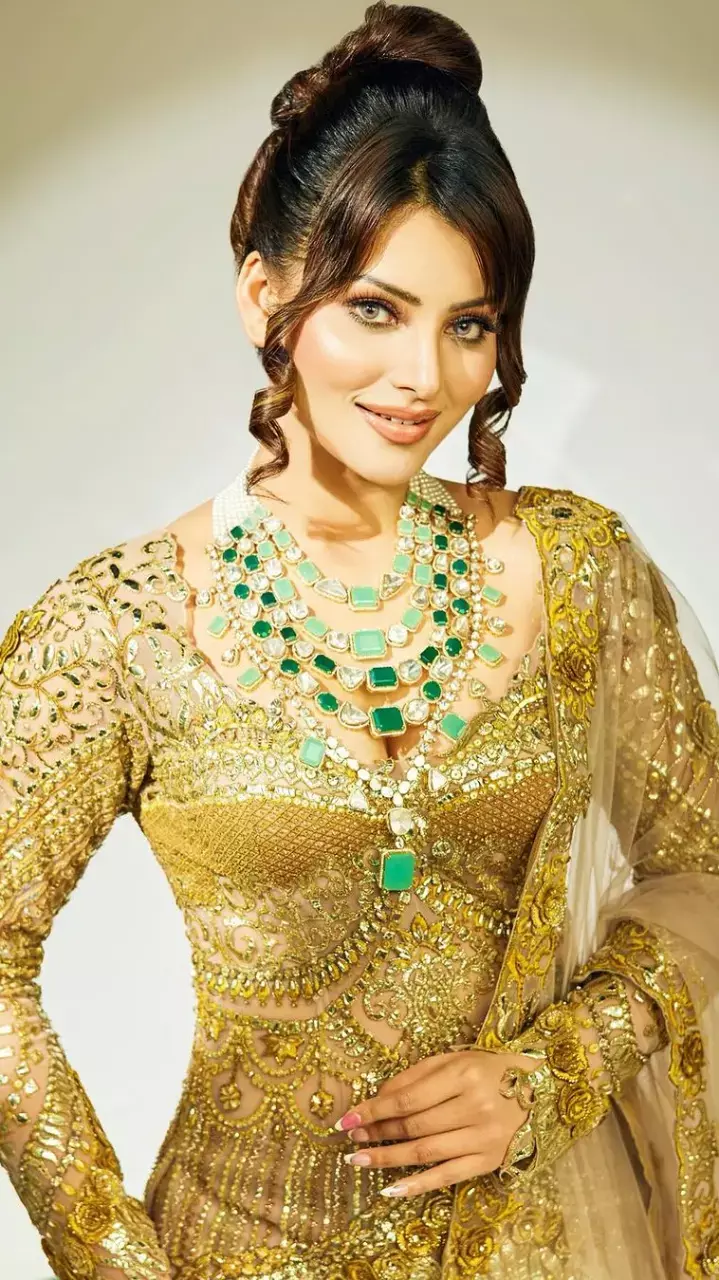 गोल्डन गर्ल बन उर्वशी रौतेला दिए कयामत पोज, चमकती ड्रेस में लगाई आग, देखिए तस्वीरें...