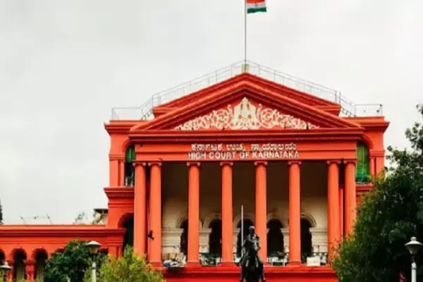 Karnataka News: कर्नाटक हाईकोर्ट में हड़कंप: चीफ जस्टिस के सामने युवक ने चाकू से काटा खुद का गला, अंदर चल रही थी सुनवाई Karnataka News: कर्नाटक हाईकोर्ट में हड़कंप: चीफ जस्टिस के सामने युवक ने चाकू से काटा खुद का गला, अंदर चल रही थी सुनवाई