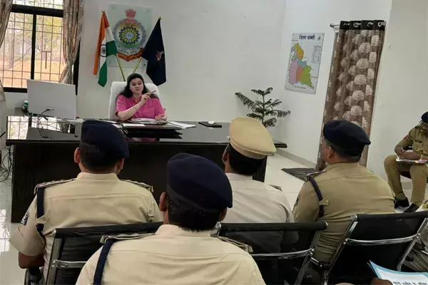 Sakti News: नवरात्रि से पहले एसपी अंकिता ने ली पुलिस अधिकारियों की बैठक, सख्त निर्देश-लगातार क्राईम करें तो आरोपियों पर हो ज़िला बदर की कार्रवाई...होटल, ढाबा, रेलवे स्टेशन में चेकिंग.. Sakti News: नवरात्रि से पहले एसपी अंकिता ने ली पुलिस अधिकारियों की बैठक, सख्त निर्देश-लगातार क्राईम करें तो आरोपियों पर हो ज़िला बदर की कार्रवाई...होटल, ढाबा, रेलवे स्टेशन में चेकिंग..