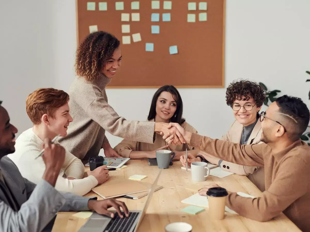 Colleague Relationship : ऑफिस में कलीग्स के साथ कैसा है आपका रिश्ता... अगर बनना है सबके फेवरेट तो ये खबर फिर आपके लिए है