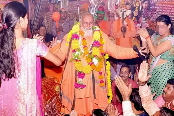 Baba Parmanand: पुत्रवती भवः का आर्शीवाद देने वाले विवादित बाबा परमानंद नहीं रहे, हार्ट अटैक से हुआ निधन, जानिये कौन थे