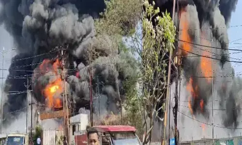 Raipur News: राजधानी में भीषण आग, ट्रान्सफार्मर में एक के बाद एक कई ब्लास्ट, मची अफरातफरी, पुलिस ने आसपास के लोगों को चेताया