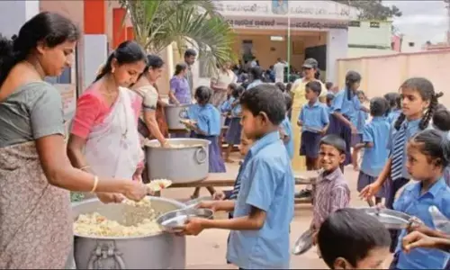 Odisha News: मिड-डे मील के लिए उबल रहे चावल में गिरा बच्चा, हेडमास्टर के खिलाफ जांच के आदेश!