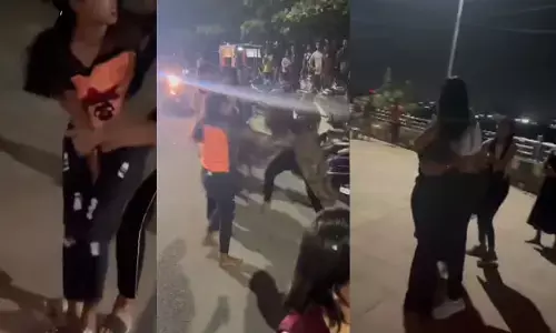 Bilaspur News: लड़कियों में गैंगवार का वीडियो वायरल, बीच सड़क पर एक दूसरे के बाल खींच खूब चलाये लात और घूंसे