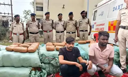 CG में एम्बुलेंस में मरीज की जगह मिला करोड़ों का गांजा, 108 में तस्कर ले जा रहे थे 7 क्विंटल गांजा, पुलिस ने पकड़ा