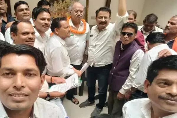 Chhattisgarh Loksbha Chunav 2024: शिक्षक नेताओं को आचार संहिता में मंत्री से मिलना पड़ा भारी, चुनाव आयोग ने स्कूल शिक्षा विभाग से मांगी रिपोर्ट, NPG से एडिशनल CEO बोले...