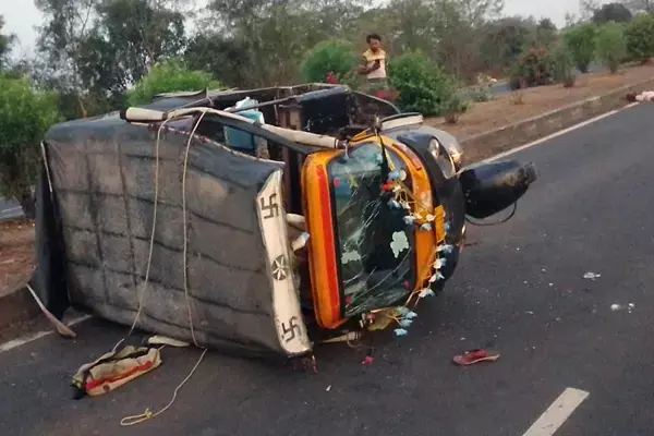 Sagar News: सागर में भीषण सड़क हादसा: नर्मदा स्नान के लिए जा रहे ऑटो को ट्रक ने मारी टक्कर, 3 की मौत, 14 घायल