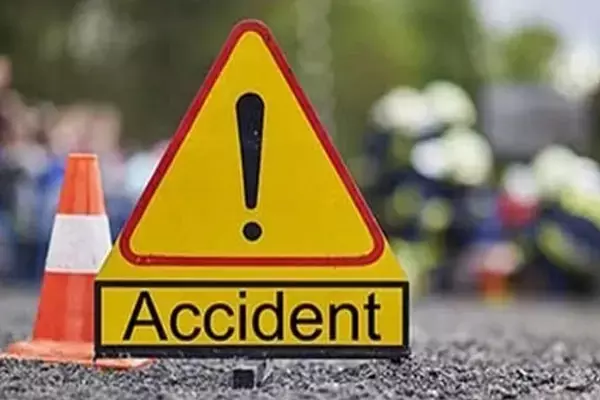 Pratapgarh Road Accident: प्रतापगढ़ में बड़ा हादसा: ट्रक से टकराकर पलटी श्रद्धालुओं से भरी बस, 3 लोगों की मौत, कई घायल