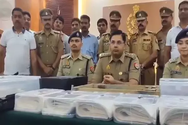 UP Police News: चौकी इंचार्ज ने की हेराफेरी: एनकाउंटर की धमकी देकर हवाला कारोबारी से लुटे 50 लाख रुपए, हुआ सस्पेंड