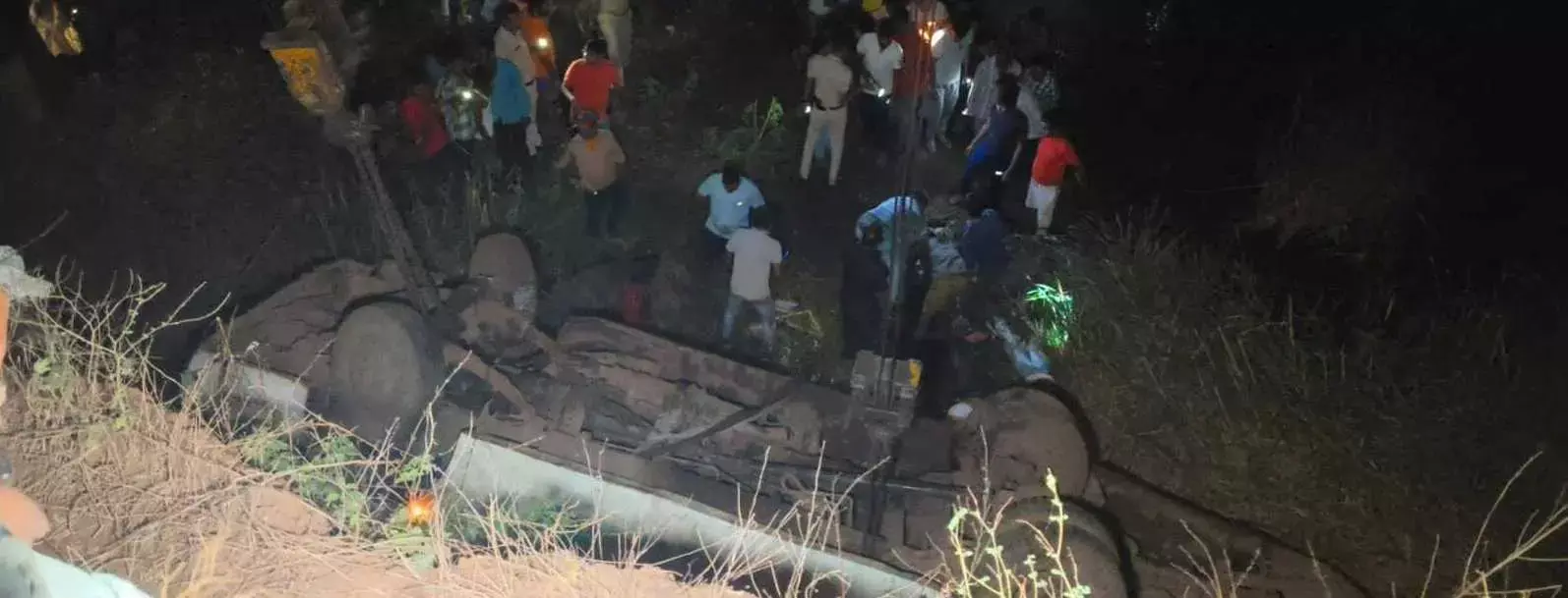 Durg Kumhari Bus Accident: : तस्वीरें-कुम्हारी हादसे में 12 कर्मचारियों की मौत, प्लांट से निकले थे घर जाने, तभी बस 50 फिट गहरी खाई में पलटी, मृतकों में तीन महिलाएं...