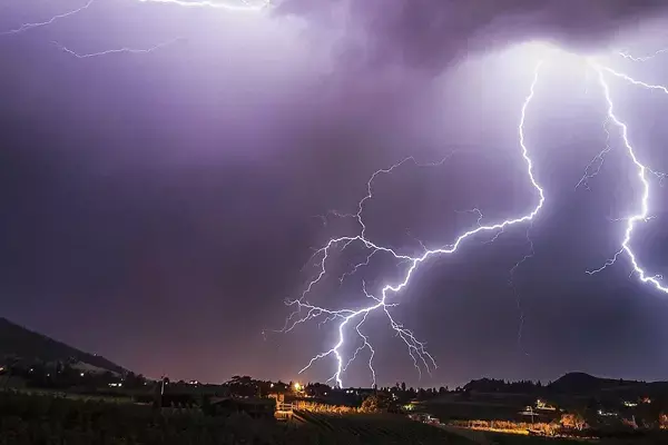 Bihar Weather: बिहार में बदला मौसम, कल से कई जिलों में होगी बारिश, वज्रपात का अलर्ट जारी