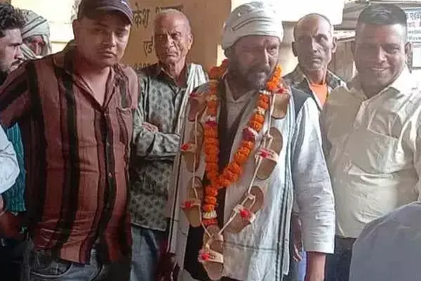 Aligarh News: चुनावी रंगः गले में चप्पल की माला पहन कर निकला उम्मीदवार, अलीगढ़ के इस निर्दलीय प्रत्याशी पंडित केशव देव के प्रचार का अनोखा अंदाज