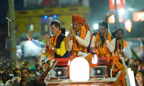 CM Vishnudeo: विष्णुदेव साय ने जगदलपुर में किया रोड शो, महेश कश्यप के लिए मांगा वोट, उमड़ा जनसैलाब...