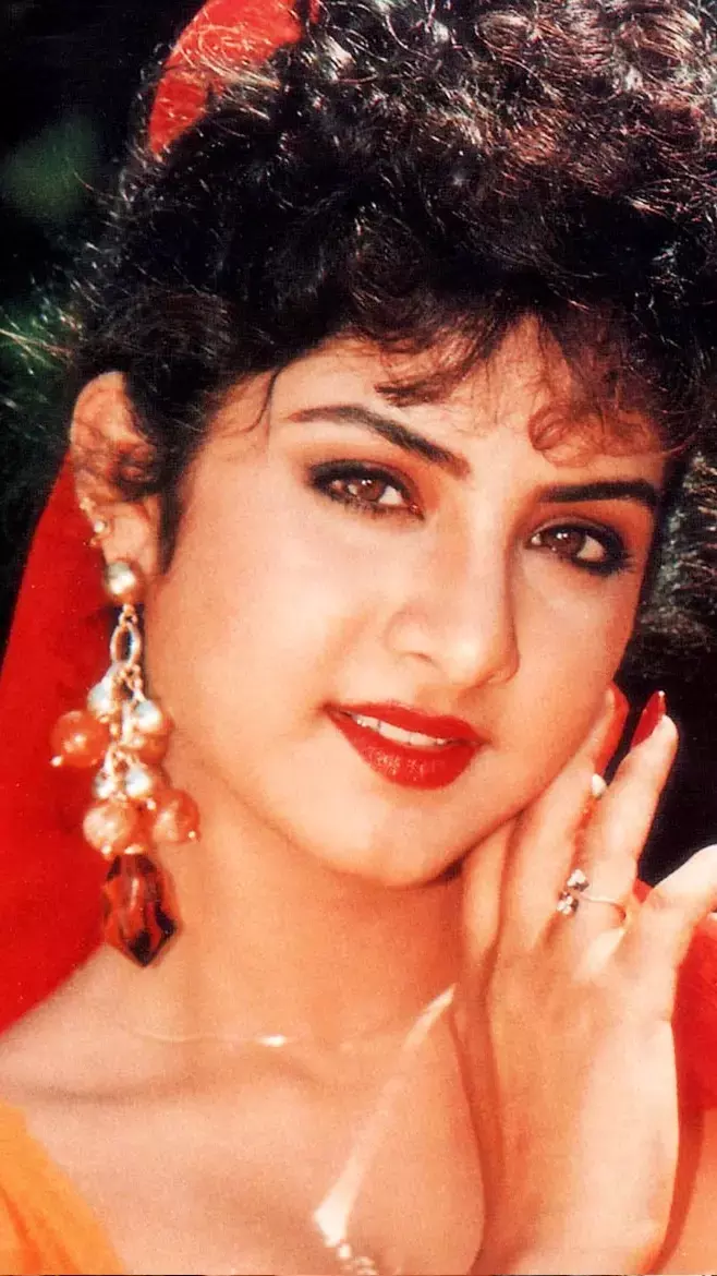 मर्डर या आत्महत्या? कैसे हुई थी एक्ट्रेस दिव्या भारती की मौत, सालों बाद हुआ पर्दाफाश...