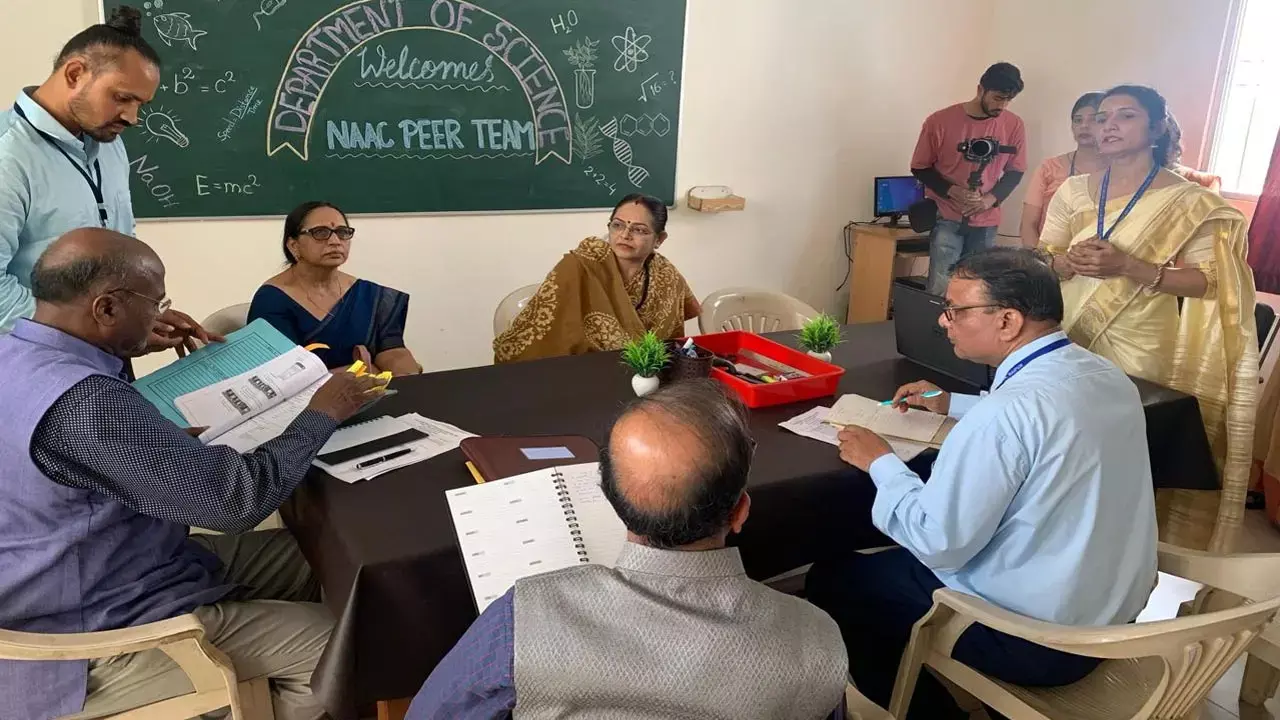 Pt. Harishankar Shukla Memorial College: पं. हरिशंकर शुक्ल स्मृति महाविद्यालय में नैक टीम का मूल्यांकन....
