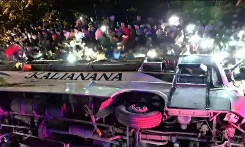 Odisha Road Accident: फ्लाईओवर से नीचे गिरी बस, 5 लोगों की मौत, 38 लोग घायल