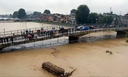 Jhelum Nadi Hadsa: श्रीनगर की झेलम नदी में पलटी नाव, स्कूली बच्चों समेत कई लोग डूबे, चार शव बरामद