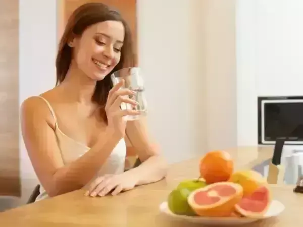 Drinking Water Immediately After Eating Fruits : फल खाना सेहत के लिए फायदेमंद... लेकिन इन फलों को खाकर पानी पीना हो सकता है जानलेवा