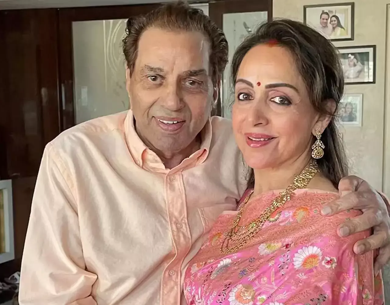 Dharmendra Ki Tisari Shadi: सुपरस्टार धर्मेंद्र ने रचाई तीसरी शादी! वायरल हुई वरमाला पहनते तस्वीरें, देखिए...