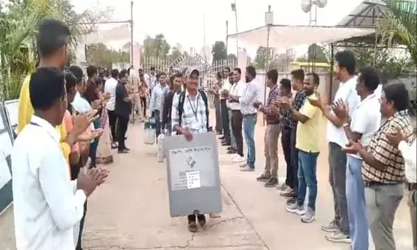 अति संवेदनशील मतदान केंद्र सिलगेर से मतदान प्रक्रिया संपूर्ण कराकर वापस पहुँचा मतदान दल, शासकीय पॉलिटेक्निक कॉलेज सुकमा में उपस्थित अधिकारी एवं कर्मचारियों ने किया तालियों से स्वागत।