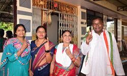 लखमा ने परिवार के साथ किया मतदान