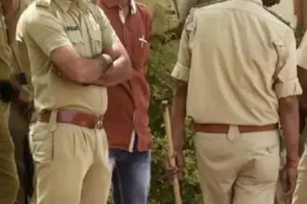 Nawada News: नवादा में चुनावी ड्यूटी पर तैनात सिपाही की राइफल चोरी, पोलिंग बूथ पर मचा हड़कंप