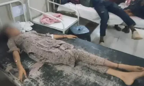 Guna Crime News: गुना में लड़की को बंधक बनाकर फेवी क्विक से होंठ चिपकाए, प्राइवेट पार्ट्स में डाला मिर्च पाउडर, एक महीने तक रेप