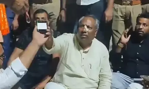 Cabinet Minister Dr. Sanjay Nishad: कैबिनेट मंत्री डॉ संजय निषाद पर हमला, नाक से हुई ब्लीडिंग, सपा कार्यकर्ताओं पर लगाया आरोप