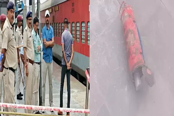 Muzaffarpur News: मुजफ्फरपुर में वलसाड एक्सप्रेस में आग बुझाने के दौरान ब्लास्ट, RPF जवान की मौत