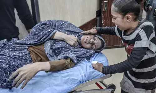 Israeli Gaza Attack: इजराइली हमले में महिला की मौत के बाद डिलीवरी, डॉक्टरों ने बच्ची को गर्भ से जिंदा निकाला, बच्ची के पिता-बहन भी मारे गए