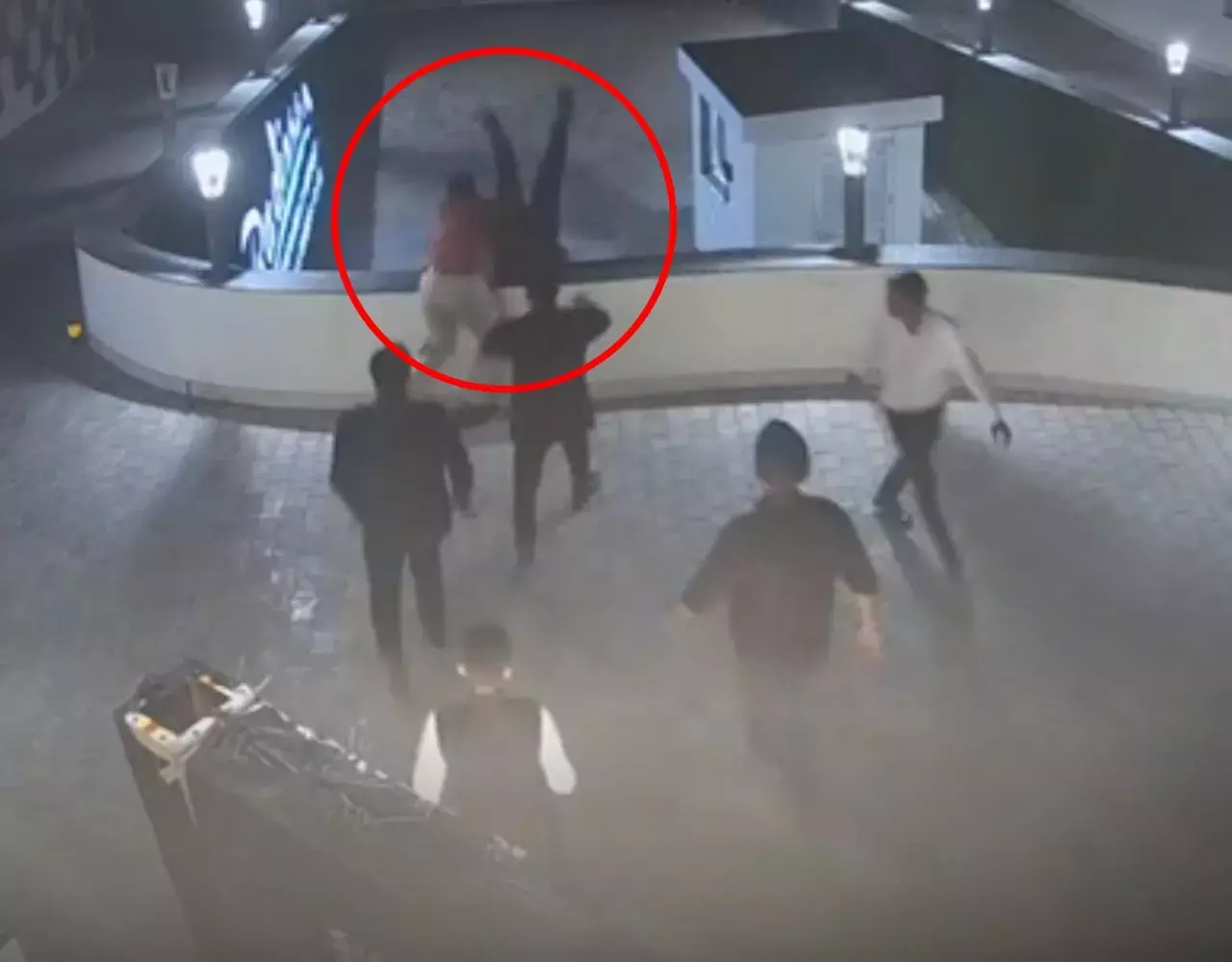 Viral Video: बाप-बेटे का चौंकाने वाला कांड, होटल में हुई पार्टी के दौरान बिजनेसमैन के बेटे को छत से फेंका नीचे...