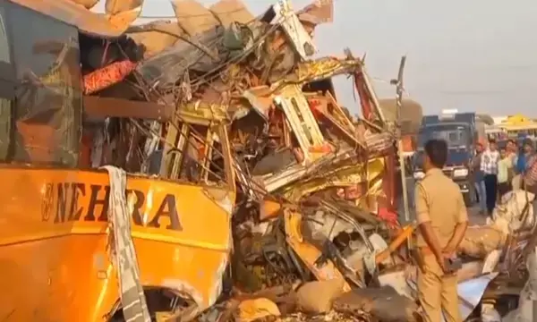 Kannauj Road Accident: कन्नौज में डिवाइडर तोड़कर ट्रक से टकराई बस, 4 की मौत , 36 घायल, CM योगी ने जताया शोक