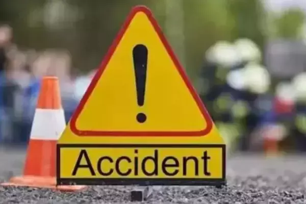 MP Accident News: धार में ओवरटेक के दौरान बस और ट्राले की टक्कर 20  घायल, 3 गंभीर, नर्मदा में गिरते - गिरते बची बस
